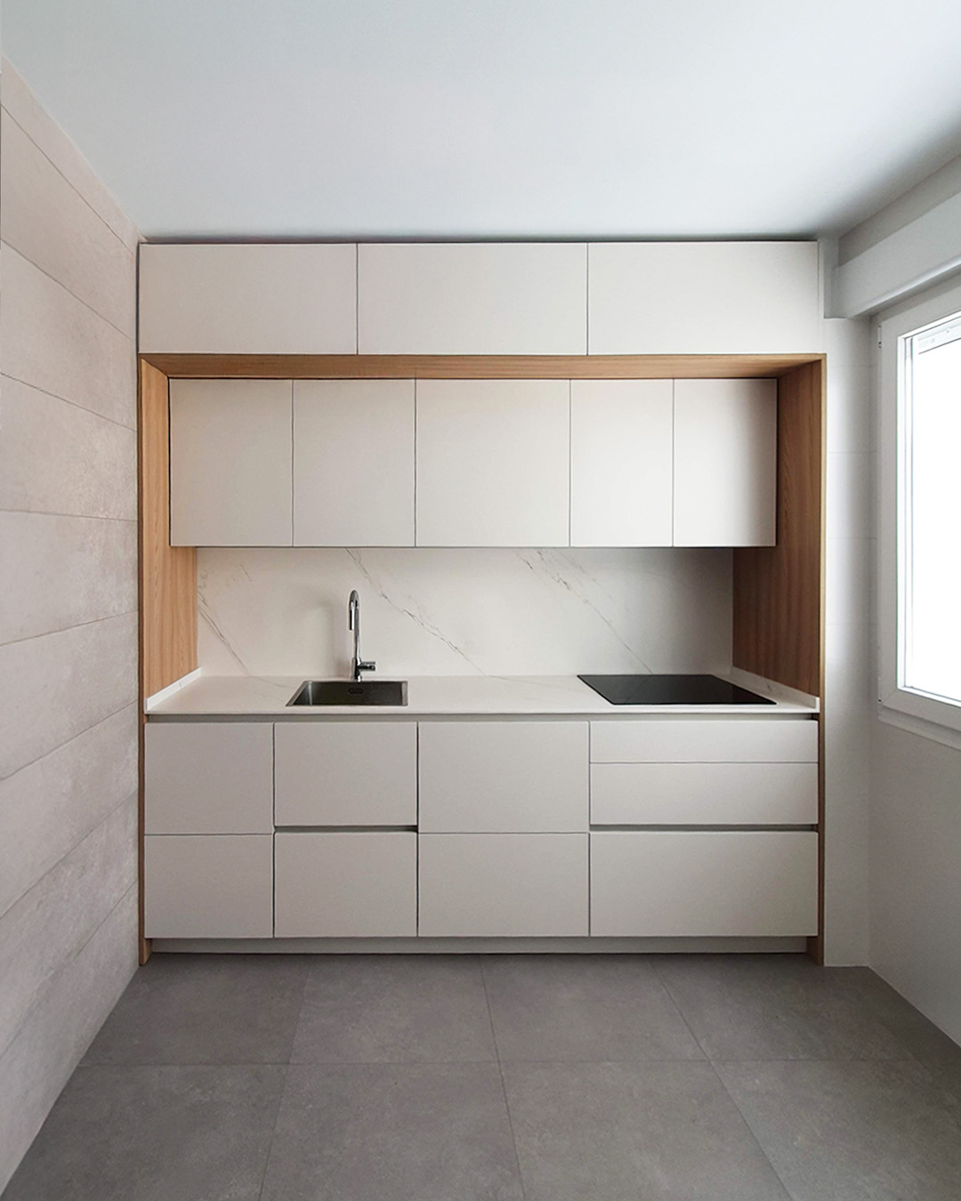 Vista general de cocina contemporánea con mobiliario integrado y diseño funcional