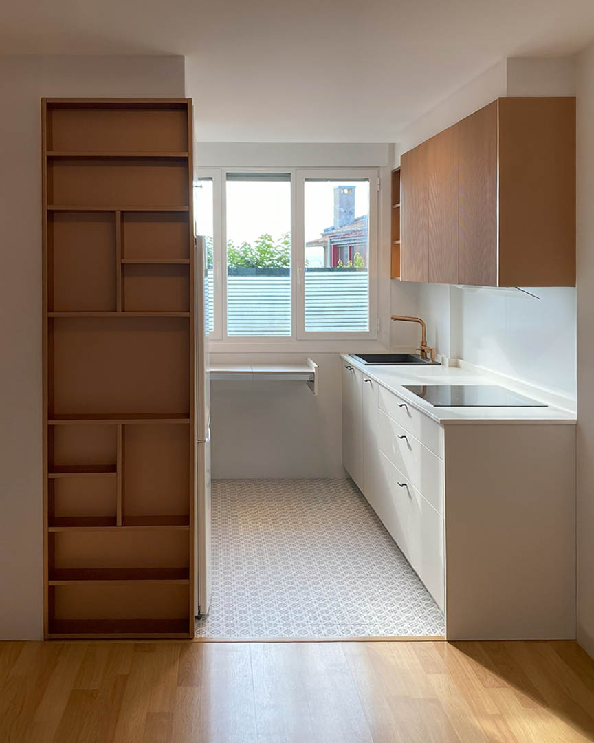 Cocina contemporánea con distribución en paralelo y acabados minimalistas en tonos cálidos